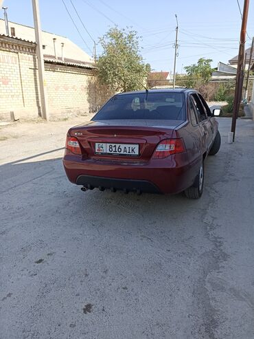 кредит на машину: Красный седан Daewoo Nexia, подходящий для повседневных поездок и