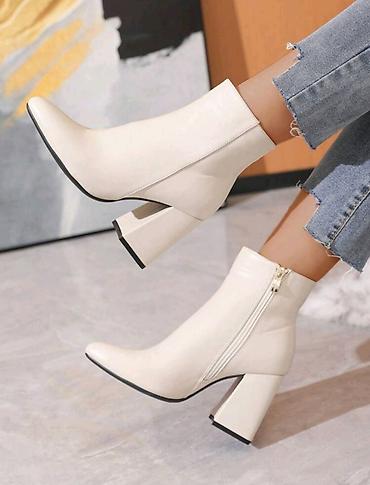 ugg 25: Tvoj novi omiljeni par! ✨👢 Krem čizmice sa stabilnom blok štiklom — 1
