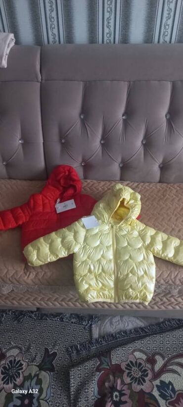 детскую курточку деми: Детские курточки Деми. красный и жёлтый оттенок, на детей 1-2года