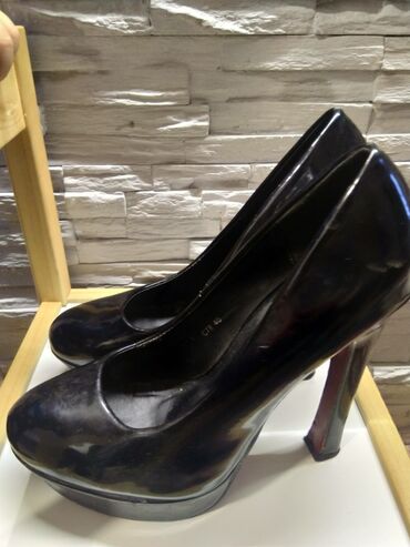 crne lakovane cipele na stiklu: Salonke, 39