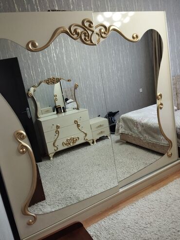 Çarpayılar: Dolab satılır 250₼. Yaxşı vəziyyətdədir. Ölçü 2.30/2.10. Evə