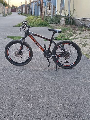 Velosiped yaxşı vəziyyətdədir cəmi 1 il sürülüb,sadəcə qabaq tormuz