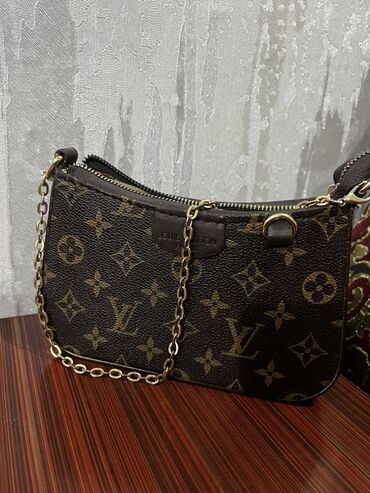 Toy paltarları və aksesuarları: Çiyin çantası, Louis Vuitton