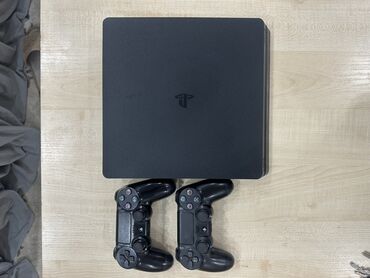 беспроводной: Игровая консоль Sony PlayStation 4 Slim (чёрная) + 2 контроллера