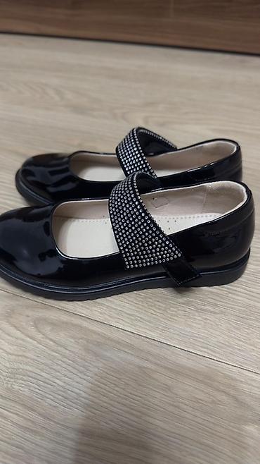 Детская обувь: Детские туфли Мэри Джейн черного цвета, выполненные из лакированной — 7