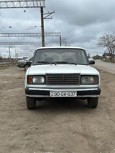 2107 faralar: VAZ 2107 sedan – ağ rəng, 4 qapı, arxa ötürücülü klassik model — 2