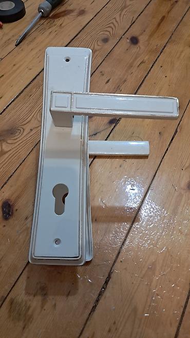 plastik qaplar: Ağ rəngli qapı dəstəyi – uzun lövhəli (backplate) model - Komplekt — 3