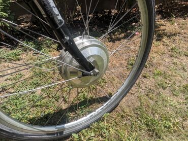 Bicikli za odrasle: Električni bicikl Vital Bike u srebrnoj boji. Ima ram standardne — 9