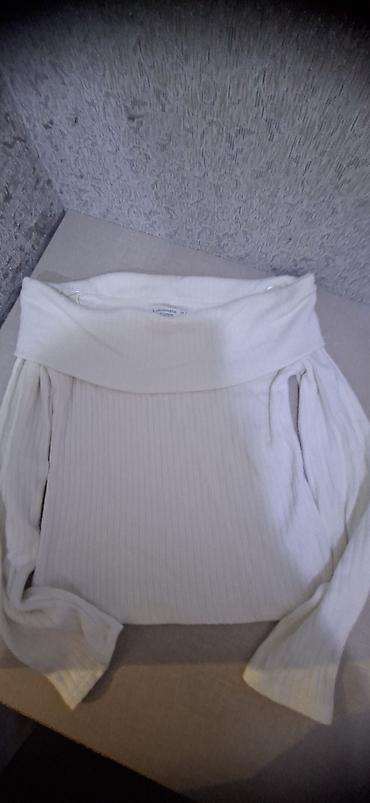Ağ rəngli, toxunma fakturalı qadın koftası. Model: off-shoulder
