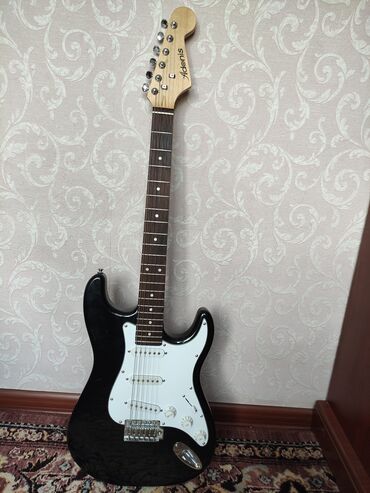 Гитары: Электрогитара Adonis формы Stratocaster. В подарок чехол и ремень. По