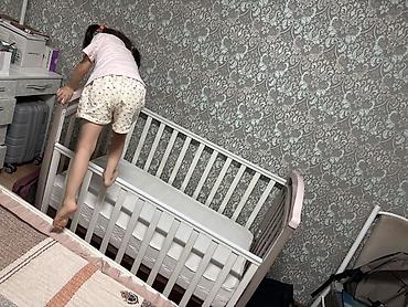 4 mom: Детская кроватка с маятниковым механизмом и опускающейся боковиной — 3