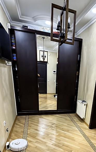 Dolablar: Geniş sürgülü qapılı dolab - Material: tünd ağac rəngli MDF/laminat — 1