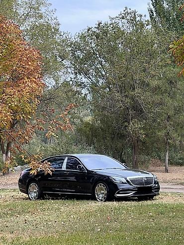 mersedes e class: Элегантный седан Mercedes-Benz черного цвета с хромированной решеткой — 4