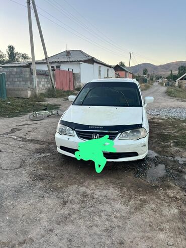 дом в колесах: Минивэн Honda Odyssey белого цвета с логотипом Honda на передней