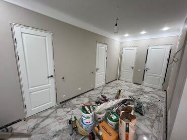 Ванны: Элегантная ванная комната, облицованная крупноформатной плиткой под — 5