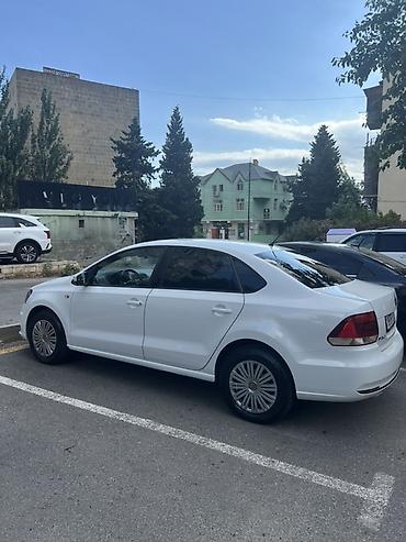 фольксваген поло л с: Volkswagen Polo sedan – ağ rəng, 4 qapı, AZ nömrə nişanlı. Əsas — 5