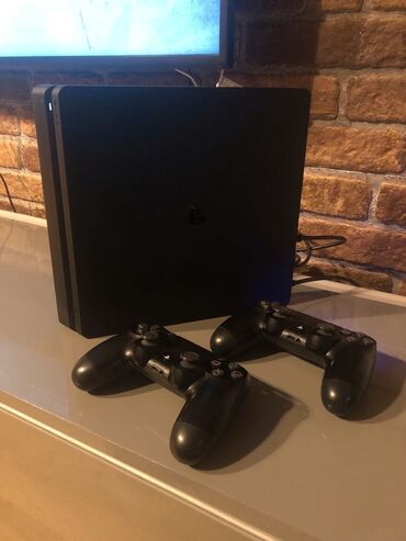 baku electronics playstation: Playstation 4 slim model 2joystic oyunlarla az işlənib