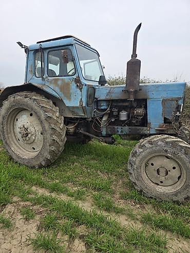 traktor 1221 qiymeti: Mavi rəngdə kənd təsərrüfatı traktoru. Bu traktor geniş təkərlərə — 2