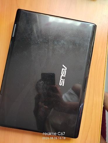Ноутбук ASUS в классическом чёрном корпусе. Оснащён широкоформатным
