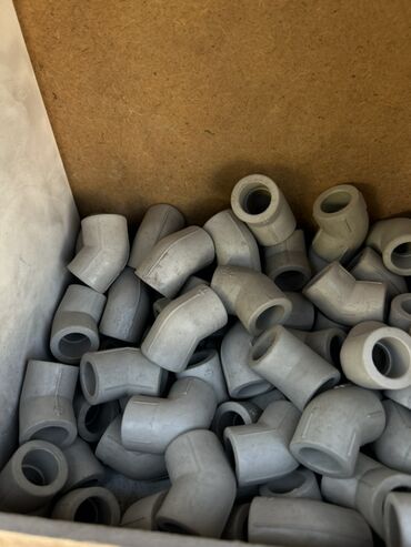 фитинги для пластиковых труб: Угольник (45°, 90°), Пластик