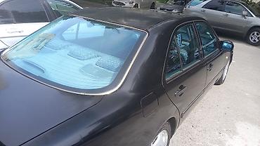 w210 duman: Mercedes-Benz sedan, qara rəng. Klassik dörd dairəvi faralı ön dizayn — 2