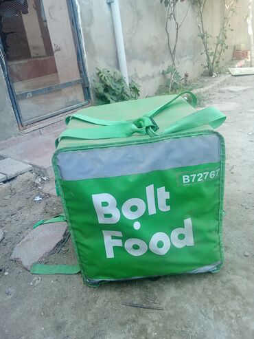 Nerjaveykalar: Bolt Food loqosu ilə yaşıl rəngli çatdırılma çantası. Bu çanta yemək