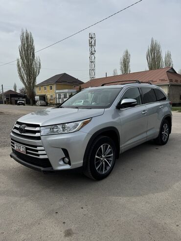 Toyota: Toyota Highlander серебристого цвета. Этот просторный внедорожник