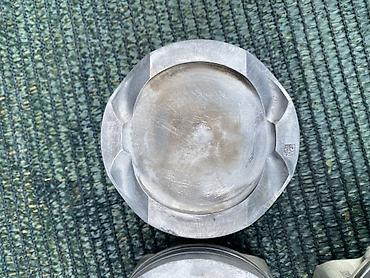 поршня бмв: BMW F02 
N63B44B 
Поршень — 2