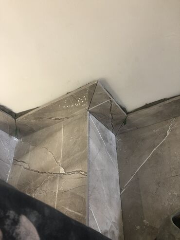 Укладка плитки: Подготовка стен для укладки, Резка плитки, Укладка плитки на откосы, окна, двери | Керамическая плитка, Стеклянная плитка, Мраморная плитка | Вертикальная укладка, Горизонтальная укладка, Диагональная укладка Больше 6 лет опыта — 12