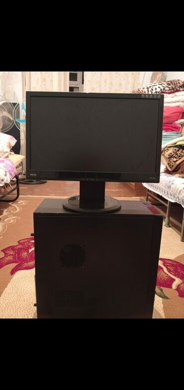 Masaüstü kompüterlər və iş stansiyaları: BenQ monitoru və qara rəngli sistem bloku. Kompüter evdə və ya ofisdə