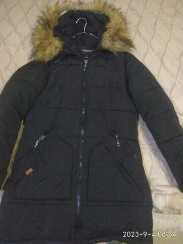 черная куртка зимняя: Куртка теплая женская в отличном состоянии.размер 46