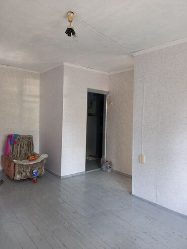 дом в жалабаде: 1 комната, 36 м², 2 этаж, Старый ремонт