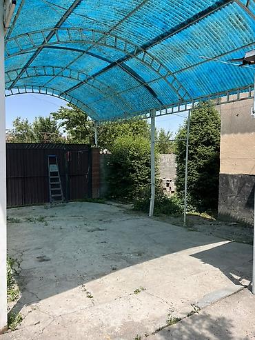 Продажа полдома: Продаю дом В селе Кунтуу, большой двор, 4 сарая, тапчан, навес — 24