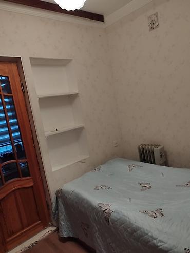 Недвижимость: 1 otaqlı mənzil – komfortlu planlama və mebellə - Geniş qonaq otağı — 4