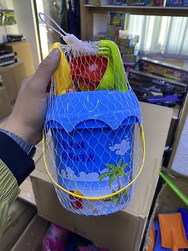 Набор для игры в песочнице/на пляже в сетке. Состав: - Ведёрко с