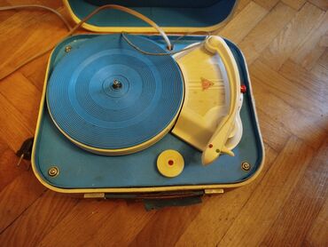 Stari uređaji: Retro,stari mali gramofon u koferu. Simpatican mali gramofon,vise kao — 15