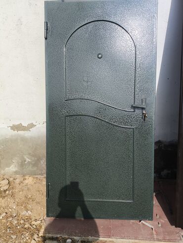 taxta qapl: Metall qapı - Material: möhkəm polad/metal konstruksiya - Rəng: tünd