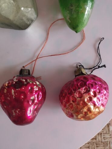 Ёлочные шары и украшения: Продаю новогодние игрушки. - Красные глянцевые шарики разных размеров — 5