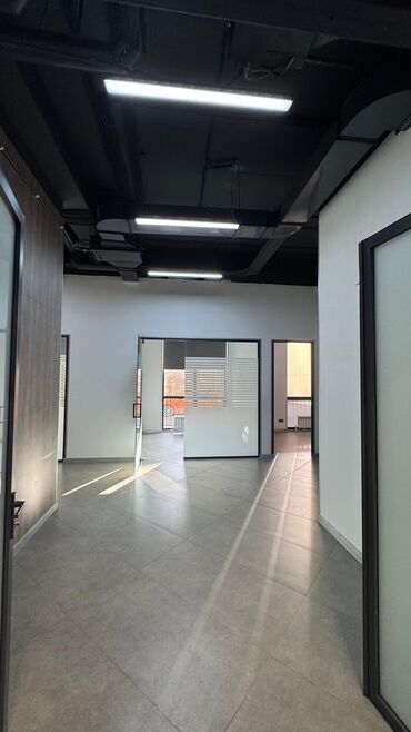 Аренда офисов: Сдаю Аренда офисов, 213 м², В жилом комплексе, С отдельным входом, С отдельным сан узлом, С системой безопасности — 4