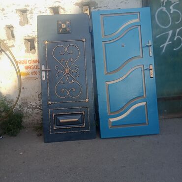 kreditle ev qapilari: İki ədəd metal qapı. Bir qapı tünd göy rəngdədir, üzərində bəzək