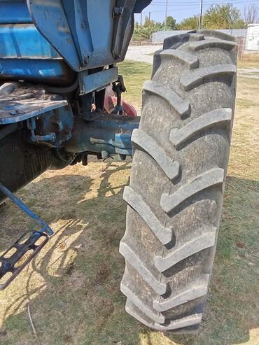 Traktorlar: Mavi rəngli T28. Qabaq təkərlər orta vəziyyətdə arxa təkərlər isə -da lalafo.az — 8 Traktorlar: Mavi rəngli T28. Qabaq təkərlər orta vəziyyətdə arxa təkərlər isə — 8