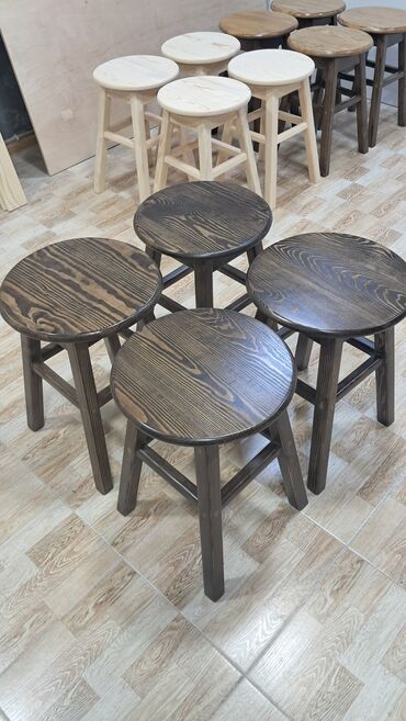 Taburetlər: Taxta taburetlər. Xüsusi zövq və keyfiyyətdə yıgılır. Əl işidir. Yük — 3
