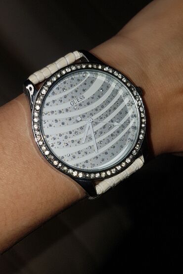 bele farmerke ženske: Guess prelep nov atraktivan sat, dobijen na poklon ali nije u mom