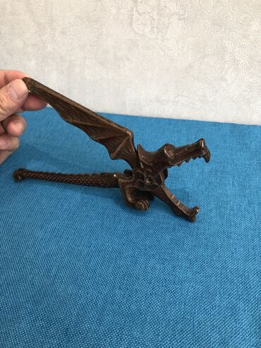 Sikkələr: 2 ci sekil. 10 manat 
3 ci sekil. 25 manat 
4 ci sekil. 30 manat — 9