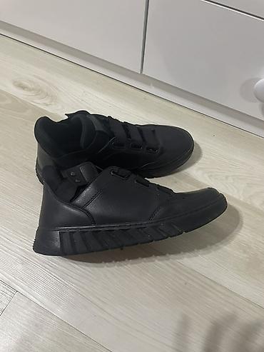 amor: Qara rəngli kişi/kadın idman ayaqqabısı - Stil: Minimal, tam qara — 1