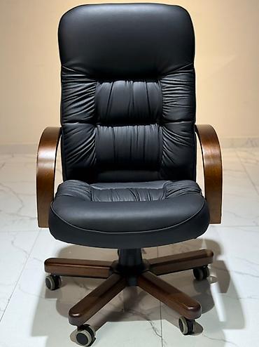 Офисные кресла: Офисное кресло, Б/у, С колесиками, цвет - Черный, Кожа, В рассрочку, Платная доставка — 2