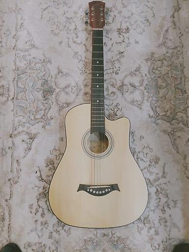 Гитары: Акустическая гитара с вырезом (cutaway), дредноут. - Форм‑фактор — 1