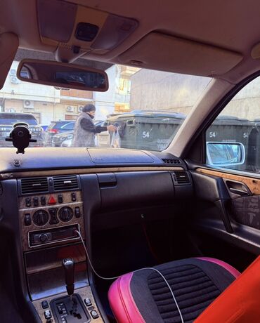 Mercedes-Benz: Mercedes-Benz E‑Class (W210) sedan Xüsusiyyətlər: - Korpus: 4 qapılı — 9