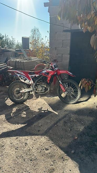 хонда эндуро: Эндуро/кросс мотоцикл Honda (стайлинг CRF) в красно-белой раскраске с — 1