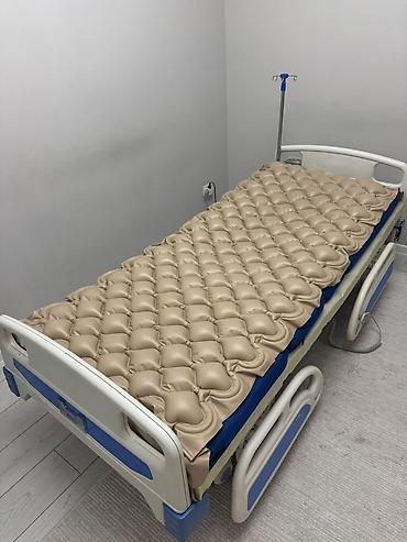 Медицинская мебель: Функциональная медицинская кровать с противопролежневым матрасом - — 4